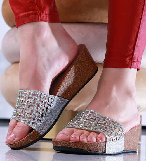 Srebrne klapki damskie na koturnie /A2-3 13825 T199/ Srebrne klapki damskie na koturnie /A2-3 13825 T199/