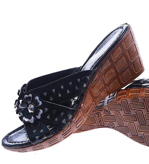 Czarne klapki na koturnie i platformie /H2 14312 T005/