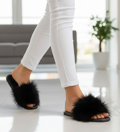 Czarne klapki z efektownym futerkiem /D5-1 2831 S197/