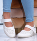 Białe ażurowe półbuty z rzepem na niskim koturnie /A3-3 16163 T330/