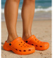 Pomarańczowe klapki na koturnie wodoodporne /H2 17858 G008/
