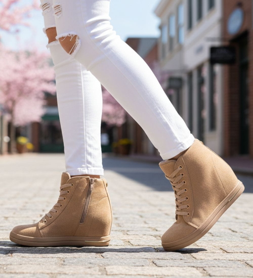 Beżowe sneakersy damskie na koturnie /E8-2 12767 T891/