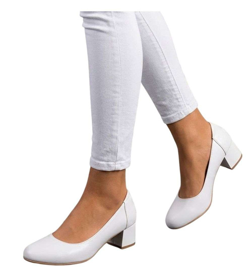 Białe czółenka na niskim obcasie /A4-2 18052 T284/