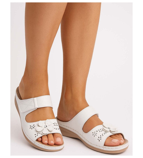 Białe klapki na koturnie i platformie /E2-2 177866 T280/