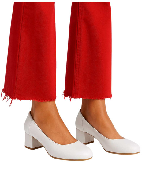 Białe czółenka na niskim obcasie /A4-2 18052 T284/