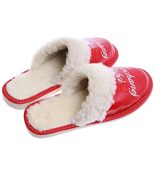 Czerwone ocieplane kapcie na Dzień Babci /F8-1 7376 S197/