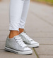 Srebrne trampki sneakersy na niskim koturnie /J4-2 16611 T094/