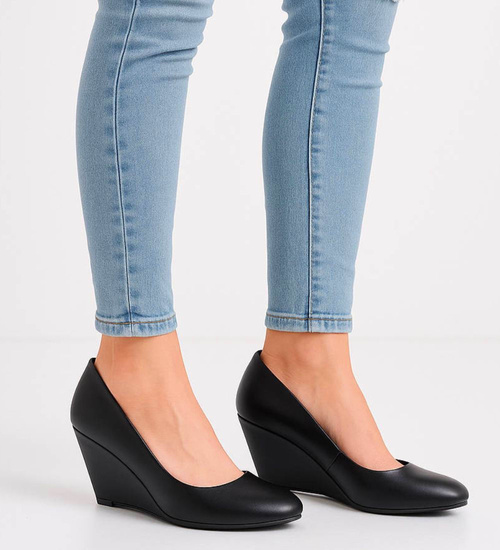 Klasyczne czarne czółenka na koturnie /E3-3 15755 T226/