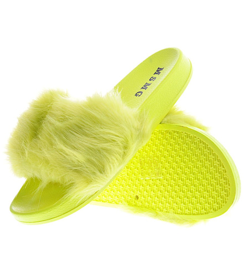 Jasno zielone klapki damskie z futerkiem /E8-2 12470 T194/