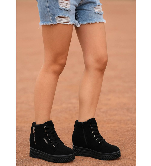 Czarne zamszowe sneakersy na koturnie i platformie /G3-3 15506 T634/
