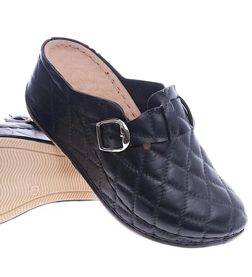 Czarne pikowane klapki na koturnie i platformie /B6-1 14096 T135/