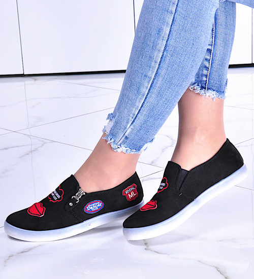 Zamszowe trampki slip on z ustami /E10-3 8422 S192/