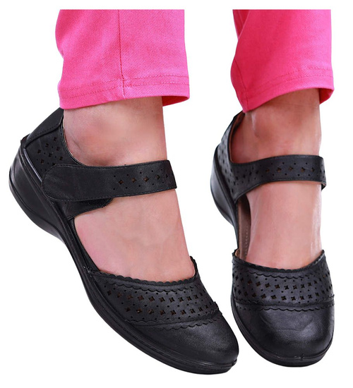 Czarne ażurowe półbuty z paskiem na rzep /F3-3 16358 T232/