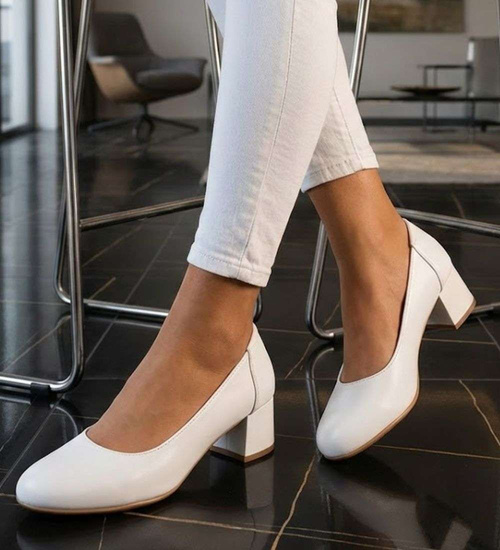 Białe czółenka na niskim obcasie /A4-2 18052 T284/