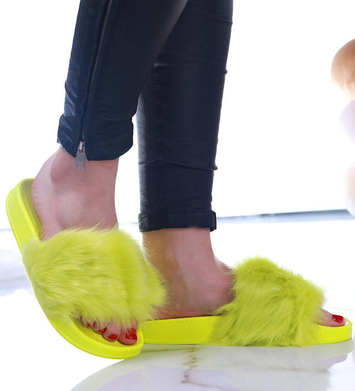 Jasno zielone klapki damskie z futerkiem /E8-2 12470 T194/