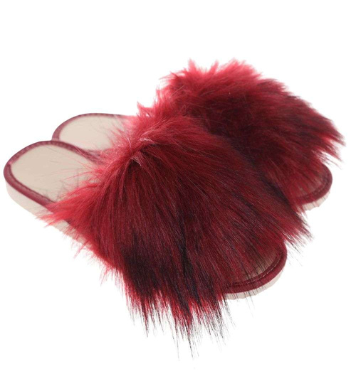 Bordowe klapki z efektownym futerkiem /C1-1 2832 K197/