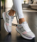 Białe sneakersy z pastelowymi wstawkami /F8-3 18842 T232/