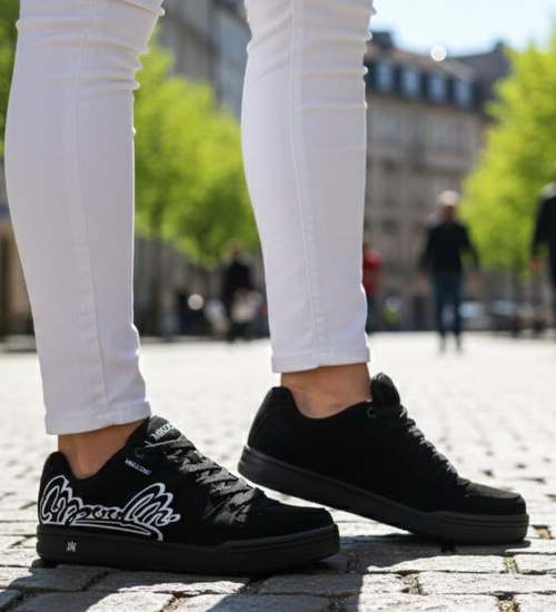 Sznurowane czarne trampki damskie z napisem ost507