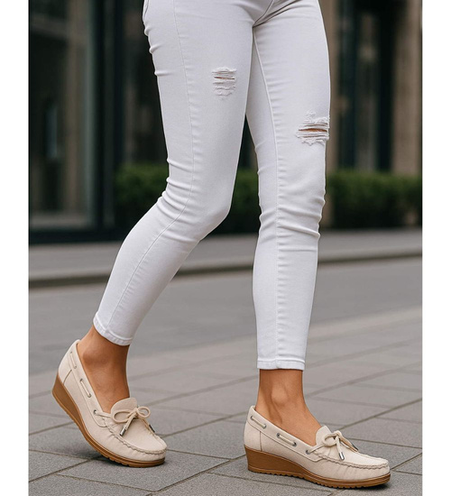 Beżowe czółenka na niskim koturnie /B4-2 18220 W233/