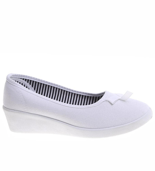 Białe tenisówki wsuwane na niskim koturnie /E2-1 16520 T155/