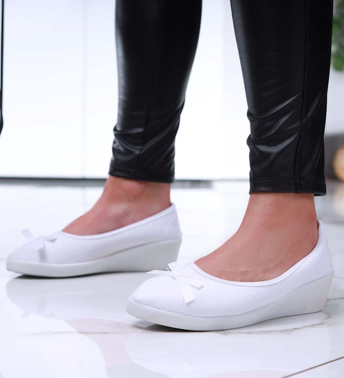 Białe tenisówki wsuwane na niskim koturnie /E2-1 16520 T155/