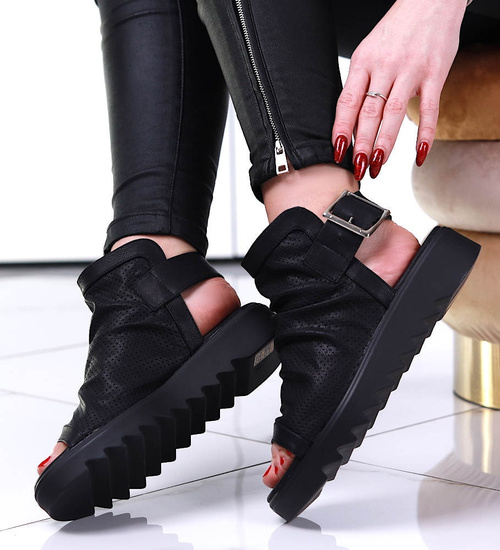 Czarne sandały na niskiej platformie /D9-1 13328 T161/