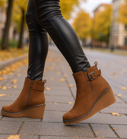 Karmelowe botki damskie na koturnie /D2-1 18352 W385/