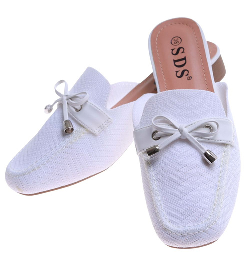 Białe klapki na płaskim obcasie /E8-2 17607 T182/