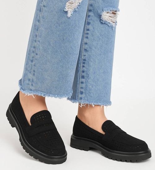 Czarne ażurowe półbuty loafersy /A8-2 17203 G29-52/