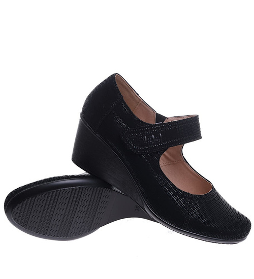 Czarne czółenka z paskiem na koturnie /G11-2 15130 S583/