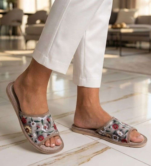 Kolorowe kapcie z tkaniny z kwiatowym wzorem /F8-1 18590 S174/