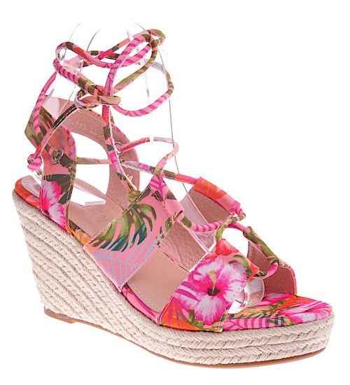 Różowe sandały na koturnie w kwiaty /A2-2 11802 T693/