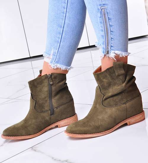 Zamszowe botki damskie na niskim koturnie OLIWKOWE /G10-3 4093 S373/ Zamszowe botki damskie na niskim koturnie OLIWKOWE /G10-3 4093 S373/