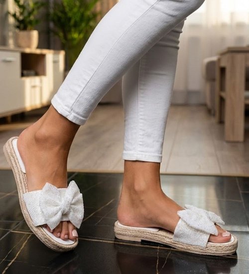 Białe klapki dla dziewczynki kokarda /C7-1 14589 T198/