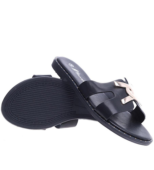 Płaskie czarne klapki damskie z ozdobą /B6-3 14435 T336/