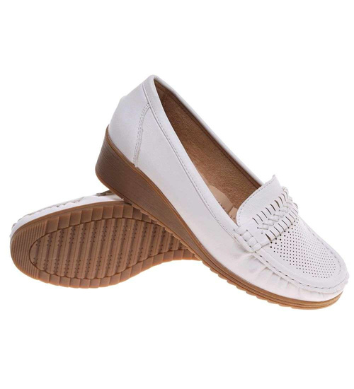 Białe buty czółenka na niskim koturnie /F8-2 18677 T382/