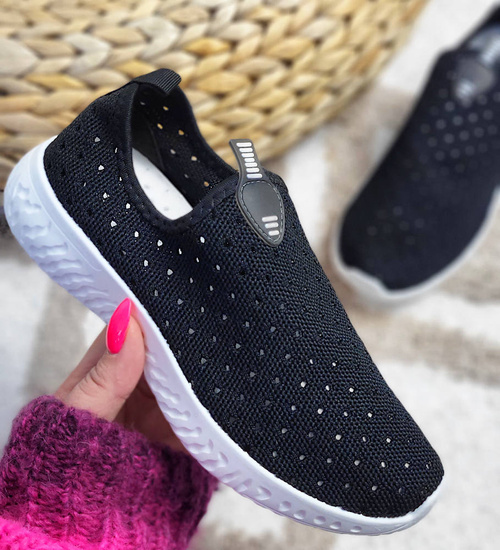 Czarne wsuwane obuwie sportowe /C1-3 11919 T198/