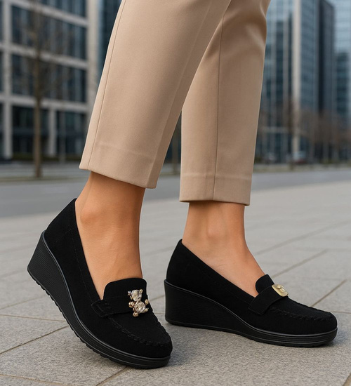 Czarne zamszowe czółenka na koturnie /B1-2 18191 W135/