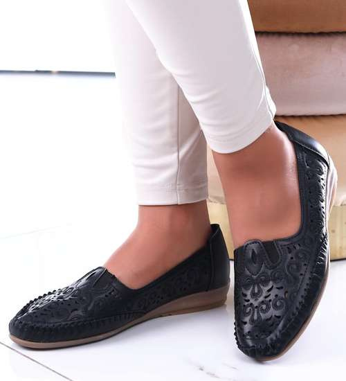 Ażurowe czarne wiosenne półbuty /F2-2 13631 T129/