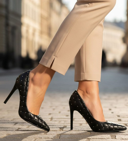 Czarne pikowane szpilki damskie ze szpicem /A1-3 13743 T292/