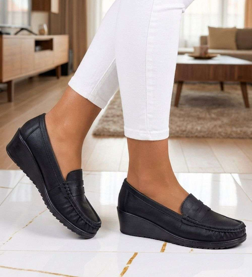 Czarne czółenka na niskim koturnie /F3-3 18669 G295/