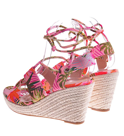 Różowe sandały na koturnie w kwiaty /A2-2 11802 T693/