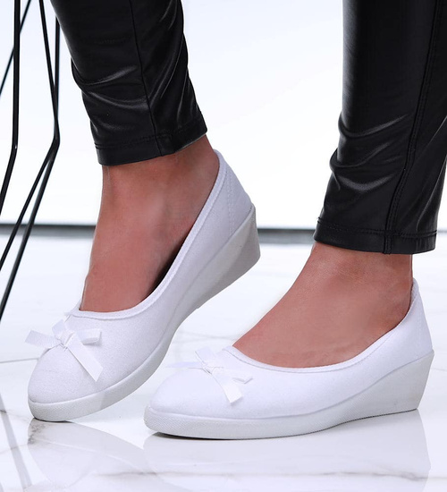 Białe tenisówki wsuwane na niskim koturnie /E2-1 16520 T155/