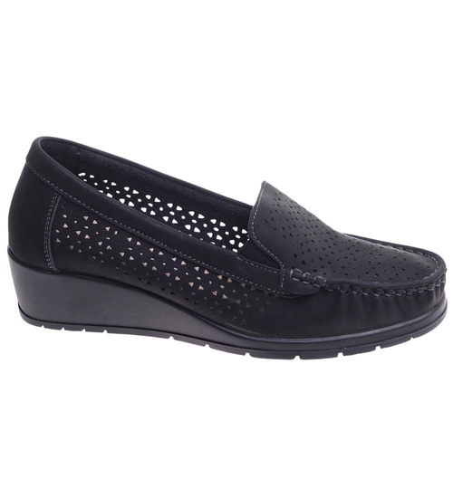 Ażurowe czarne czółenka na niskim koturnie /A6-3 17718 W299/