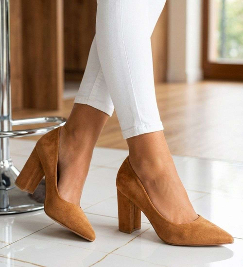 Zamszowe karmelowe czółenka na słupku /A10-3 18665 T152/