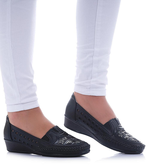 Ażurowe czarne czółenka na niskim koturnie /B2-2 17477  T137/