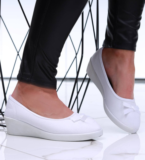 Białe tenisówki wsuwane na niskim koturnie /E2-1 16520 T155/