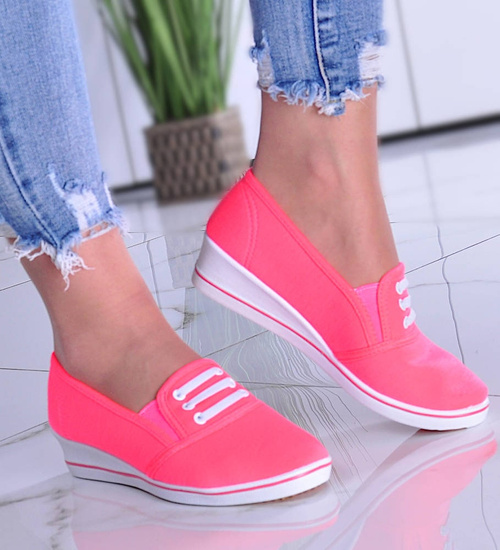 Różowe tenisówki damskie na niskim koturnie /E6-2 8019 S192/