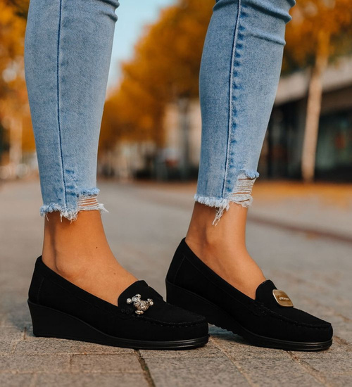 Czarne zamszowe czółenka na koturnie /B1-2 18191 W135/