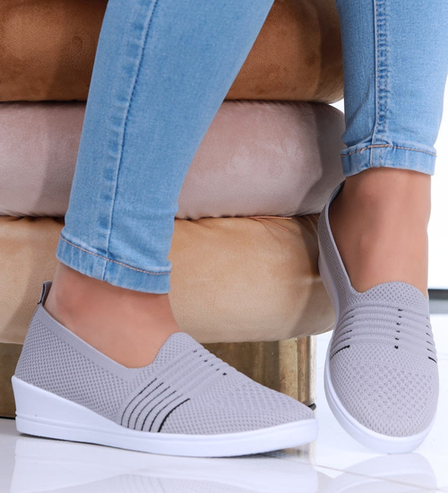 Szare wsuwane tenisówki na niskim koturnie /D8-2 16130 T300/